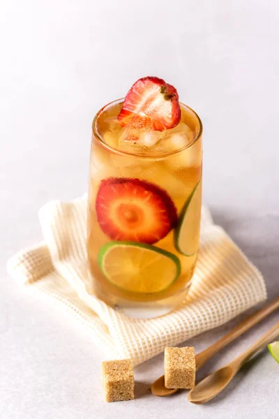 Glas Lekkere Koude Ijsthee Met Aardbei Limoen Gezond Dieet Zomerdrank — Stockfoto