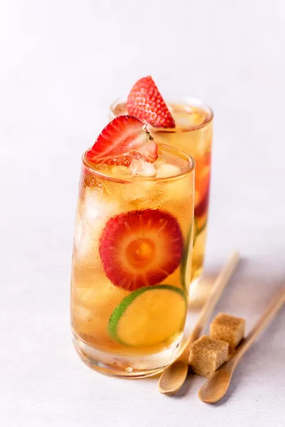 Glas Leckerer Und Kalter Eistee Mit Erdbeere Und Limette Gesunde — Stockfoto