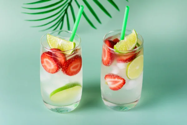 Erfrischendes Sommergetränk Mit Erdbeerlimonade Und Eis Gläsern Auf Grünem Hintergrund — Stockfoto