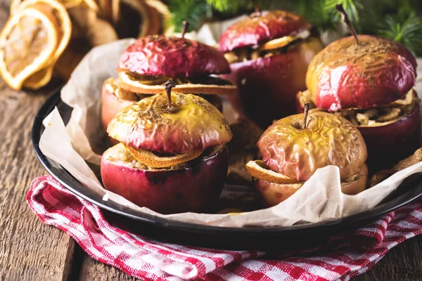 Manzanas Horneadas Caseras Con Nueces Especias Miel Fondo Madera Cerca —  Fotos de Stock