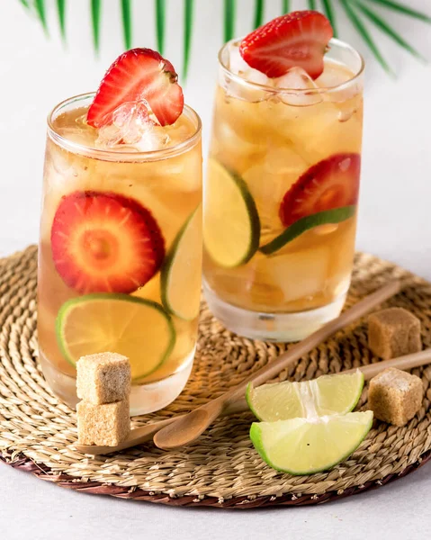 ライムとストロベリーのスライスとアイスティーのグラス冷たい夏の飲料垂直 — ストック写真