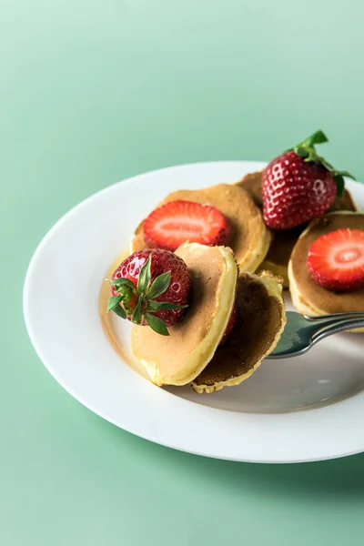 Fluffy Small Homemade Pancakes Fresh Berries Breakfast Green Background Vertical — Stock Photo, Image