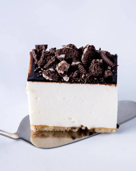 Stuk Vanille Mousse Cake Versierd Met Chocolade Koekjes Lekker Dessert — Stockfoto