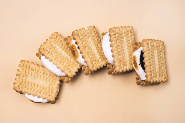 Świeżo Upieczone Smores Białymi Piankami Czekoladowym Żółtym Tle Top View — Zdjęcie stockowe