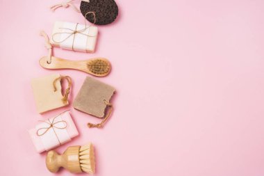 Spa Kit El Yapımı Sabun Barı Bambu Surat ve Vücut Fırçası Sünger Süngeri veya Güzellik Konsepti Üst Görünüm Pembe Arkaplan Kopya Arkaplan Boşluğu