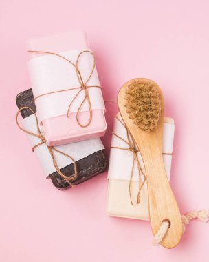 Yüz ve Vücut Yüzü İçin Doğal Sabunlar Derisi Bambu Fırça Doğal El Yapımı Pembe Sabunlar Dikey Arkaplan