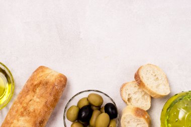 Yeşil ve Siyah Zeytinyağlı Kâselerle Arka plan Ekmek Ekmeği Hafif Gıda Gri Arkaplan Kopyalama Boşluğu