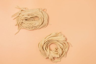 Sarı Arkaplanda El Yapımı Çiğ Erişteler Yatay Üst Görünüm Makarnası