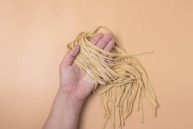 Ham Ev Yapımı Makarna Sarı Arka plan Üst Görünüm İtalyan Makarnası