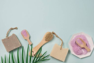 Vücut ve Yüz Bakımı için Doğal Malzemeler Doğal Kil Yüzlü Sabun Vücut Tuzu Temizleme Güzellik Konsepti Skincare Anti-Selülit Aroma Kaplıcası Kopya Mekanı Hâlâ Hayat Üst Görünümü