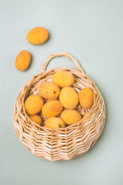 Açık Yeşil Arkaplan Üst Görünümü Dikey Hasat Üzerinde Hasat Sepetinde Lezzetli Olgun Kayısılar