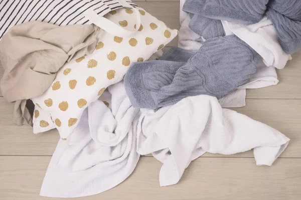 洗衣房概念上横向之上地板上的脏衣服 — 图库照片
