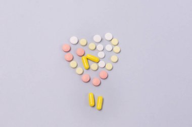 Mavi Arkaplandaki Renkli Haplar 'dan Kalp Şekli Özel Teklif İçin Reklam Tıbbi ve Sağlık Konseptini Kopyala Space Top View