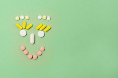 Yeşil Arkaplanda Çeşitli Haplardan Yapılan Mutlu Yüz Üst Görünüm Kopyalama Mekanı Tıbbi Konsepti