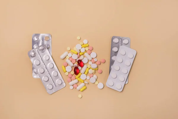 Tabletten Pillen Blisterverpackung Und Haufen Von Medikamenten Medizinische Antibiotika Grippe lizenzfreie Stockbilder
