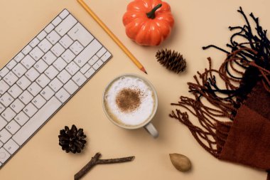 Laptop ya da Klavye Kalem Kaplamalı ve Sıcak Atkı Çam Kozalaklı Çalışma Alanı ve Sonbahar Stili Ofis Masası Düz Yatık Sarı Arkaplan