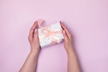 Dişi Eller Küçük Bir Hediye Kutusu Tutuyor Pembe Arkaplan Üst Görünüm Hediye Kavramı