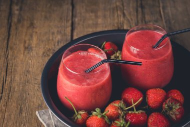 Çilekli Smoothie Sağlıklı ve Diyet İçeceği Detox Ahşap Yatay Arkaplan