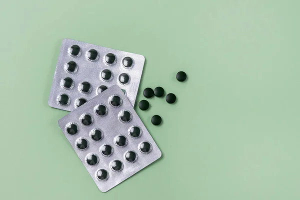 Blasen Von Spirulina Tabletten Auf Grünem Hintergrund Super Food Horizontal lizenzfreie Stockfotos