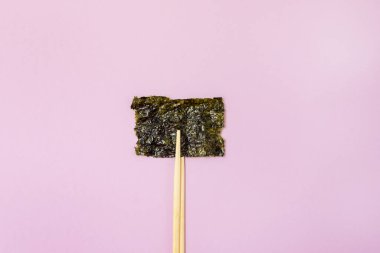 Küçük Çıtır Norveç Çarşafları Pembe Arkaplan Sağlıklı Japon Atıştırmalıkları Yatay Bambu Çubukları