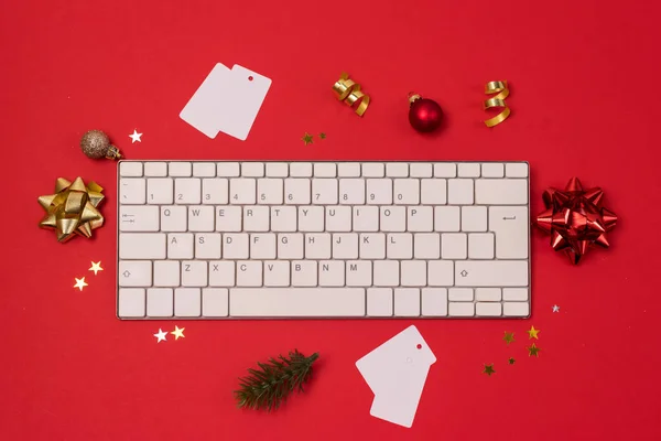 Natal Feriado Tema Branco Computador Teclado Vermelho Dourado Natal Decoração — Fotografia de Stock