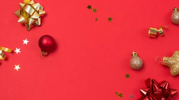 Slavnostní Vánoční Kompozice Červeném Pozadí Zimní Nebo Nový Rok Koncept — Stock fotografie