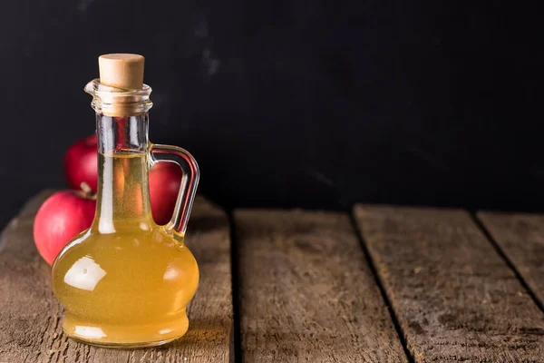 Ruang Salinan Apel Cider Vinegar Dalam Botol Kaca Dan Apel — Stok Foto