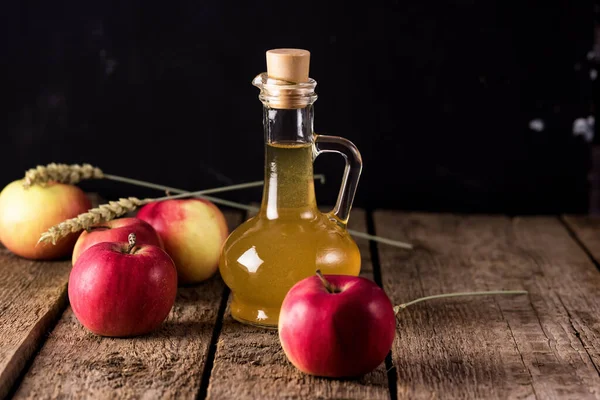 Latar Belakang Apple Cider Vinegar Botol Kaca Dan Apel Segar — Stok Foto