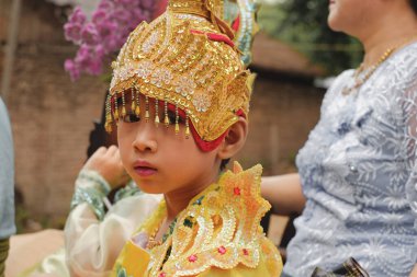 Bagan, Myanmar: 25 Mayıs 2016. Myanmar 'da keşiş olarak ilk göreviniz. Oğlanlar Burma, Myanmar 'daki süslü at keşişi kabul töreninde Buda' nın onuruna prens gibi giyindiler..