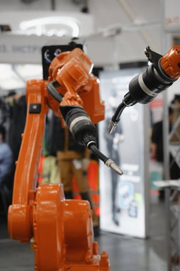 Metal imalatının esnek otomasyonu, birleşimi ve diğer yinelenen endüstriyel işlemler için kullanılan entegre kaynak araçları ile robotik kolların yakın çekimi