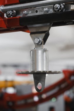 Doğrusal rehber üzerindeki tramvay ünitesini silindirlerle askıya alın, malzeme işleme ve otomasyon sistemlerine yük eklemek için aşağıya monte eden göz sürgüsü takın