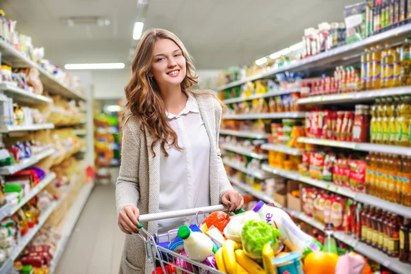 V domácnosti, ženy s nákupního košíku v supermarketu — Stock fotografie