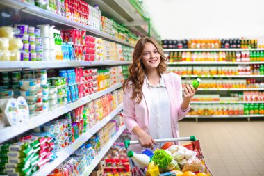 Ev kadınları, süpermarkette kadınlar alışveriş sepeti