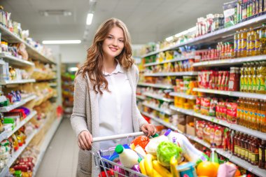 Ev kadınları, süpermarkette kadınlar alışveriş sepeti