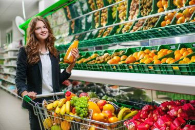 Ev kadınları, süpermarkette kadınlar alışveriş sepeti