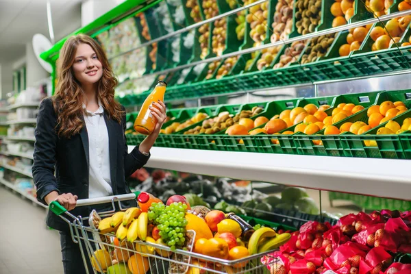 Gospodynie domowe, kobiety z zakupy koszyka w supermarkecie — Zdjęcie stockowe