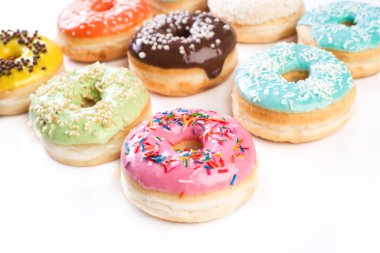 Çörek beyaz arkaplanda izole edilmiş.