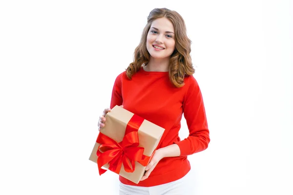 Vrolijke vrouw met een doos met cadeau — Stockfoto