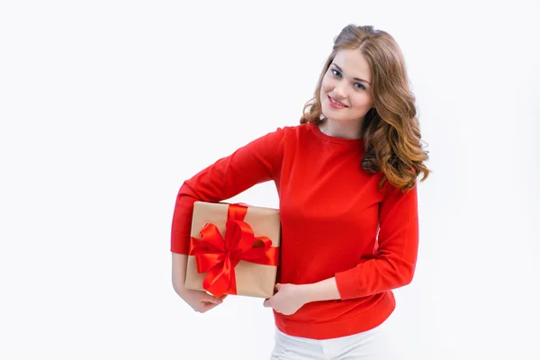 Vrolijke vrouw met een doos met cadeau — Stockfoto