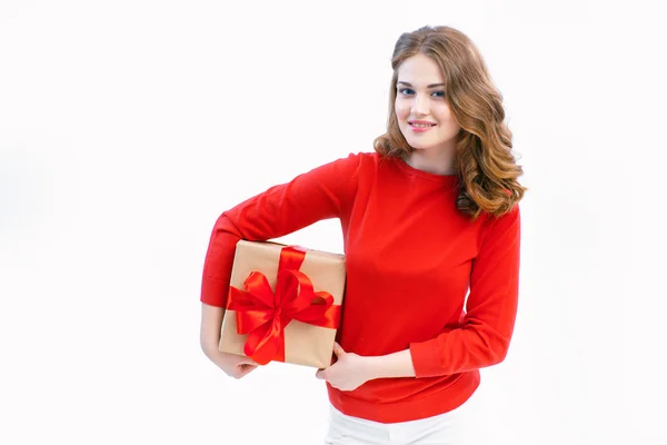 Vrolijke vrouw met een doos met cadeau — Stockfoto