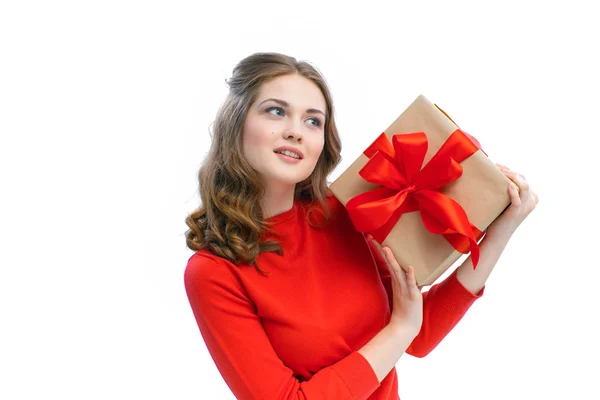 Vrolijke vrouw met een doos met cadeau — Stockfoto