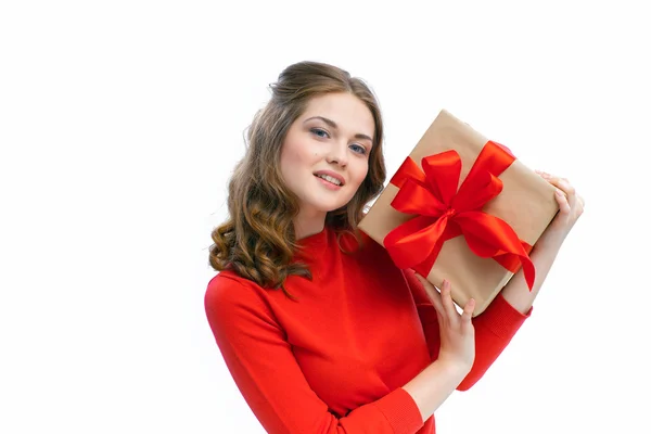 Vrolijke vrouw met een doos met cadeau — Stockfoto