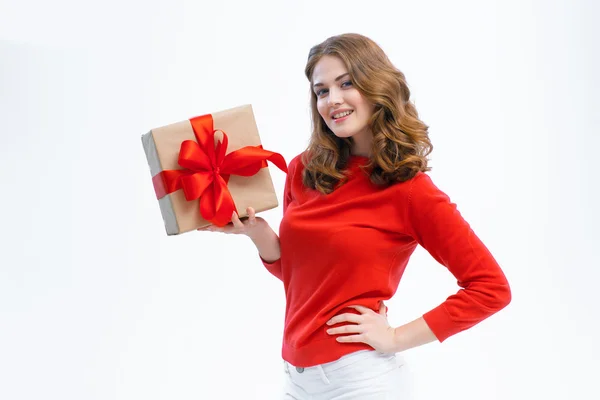 Vrolijke vrouw met een doos met cadeau — Stockfoto