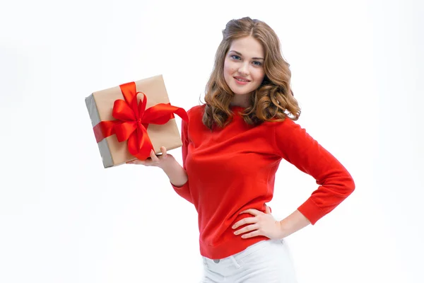 Vrolijke vrouw met een doos met cadeau — Stockfoto