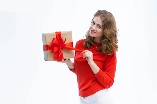 Vrolijke vrouw met een doos met cadeau — Stockfoto