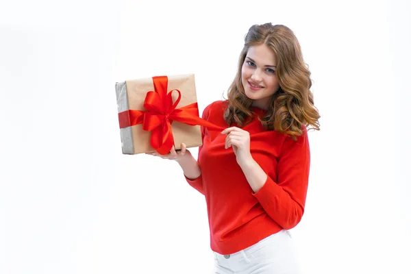 Vrolijke vrouw met een doos met cadeau — Stockfoto