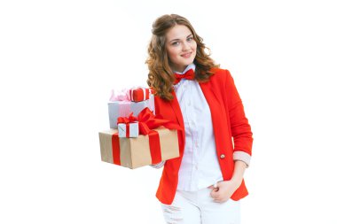 Bir kutu hediye ile tutan neşeli kadın