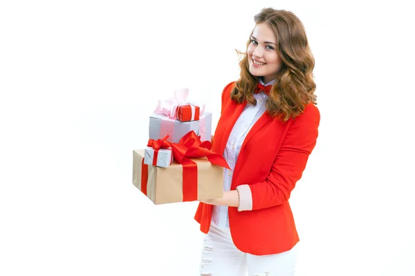 Vrolijke vrouw met een doos met cadeau — Stockfoto