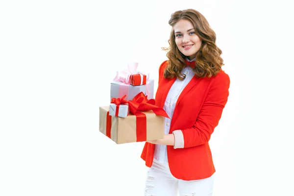 Vrolijke vrouw met een doos met cadeau — Stockfoto