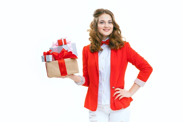 Vrolijke vrouw met een doos met cadeau — Stockfoto